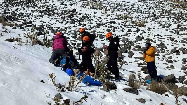 En el Nevado de Toluca 4 personas tuvieron caídas y lesiones, fueron auxiliadas.