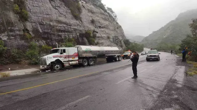 Accidente Entre Tractocamión y Camioneta Particular en Tamaulipas
