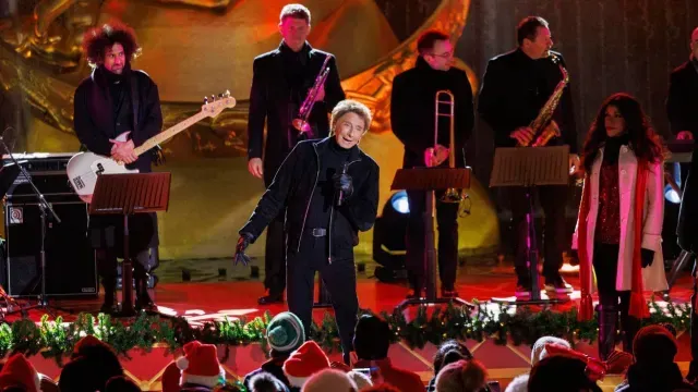 El cantante Barry Manilow actúa durante la ceremonia de iluminación