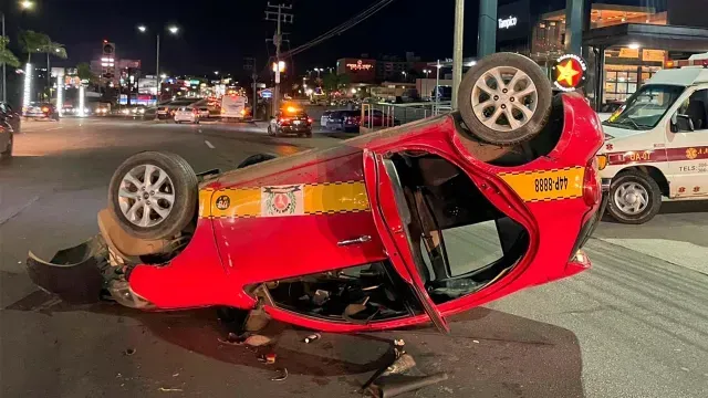 Auto de servicio público quedó volcado