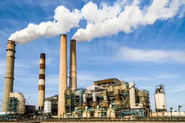 Chimeneas que emiten amplias cantidades de contaminantes