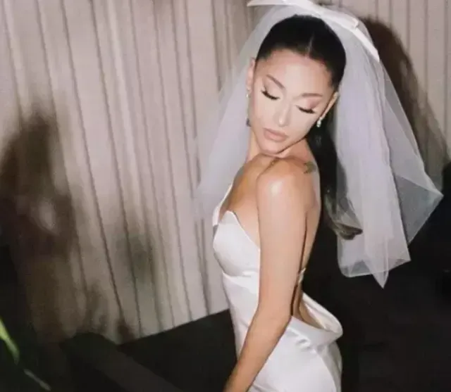 Ariana Grande en su boda con un vestido Vera Wang