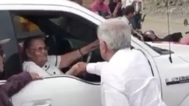 López Obrador saluda a mamá de El Chapo