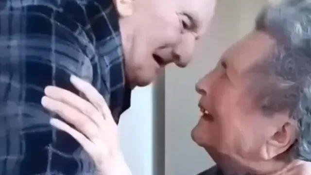 hombre se emociona al ver a su esposa