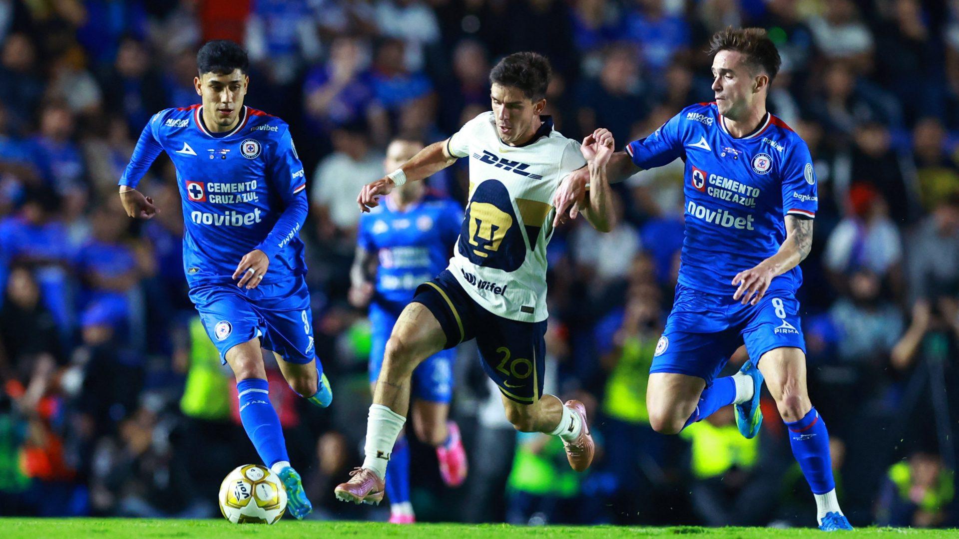 Cruz Azul y Pumas durante la final de ida de la Liga MX 2026 jugada en el Estadio Ciudad de los Deportes.