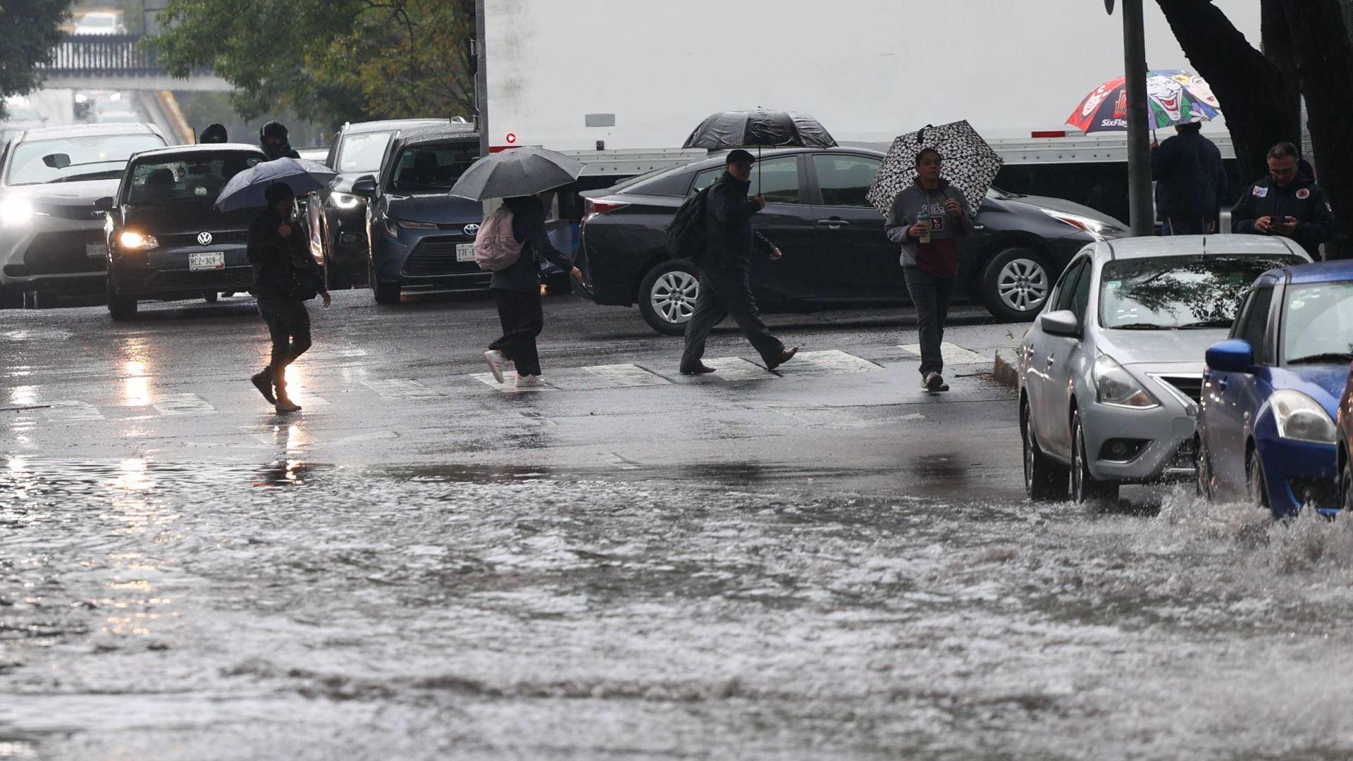 Las lluvias volvieron a azotar la CDMX, afectando a peatones y conductores en distintas zonas