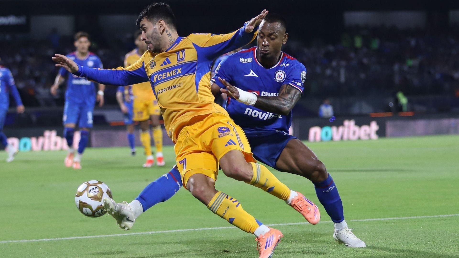 Jugadores de Cruz Azul y Tigres disputan un balón en el partido de ida de las semifinales. Foto: Cuartoscuro | Archivo