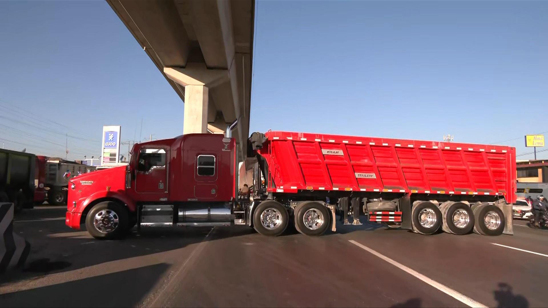 Tráiler bloquea el paso de Toluca hacia la Ciudad de México