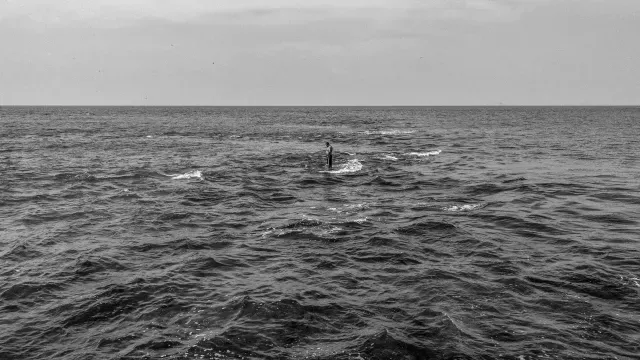 Un hombre se encuentra de pie sobre los restos de un rompeolas en Sánchez Magallanes, indicó en su descripción el WPP. Foto: César Rodríguez.