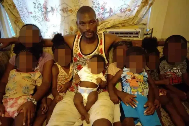 En una foto publicada en Facebook en 2023, se ve a Shamar Elkins con sus hijos.
