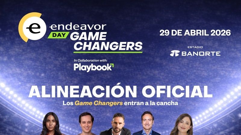 Cartel oficial del Endeavor Day Game Changers 2026 con la alineación de ponentes sobre una cancha iluminada, fecha 29 de abril y sede Estadio Banorte.