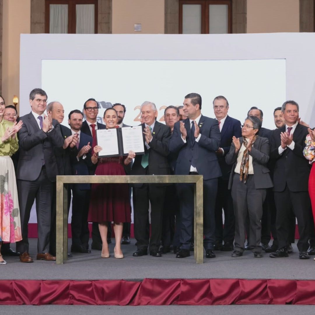 Firma del acuerdo por el acero en la conferencia mañanera. Foto: Presidencia