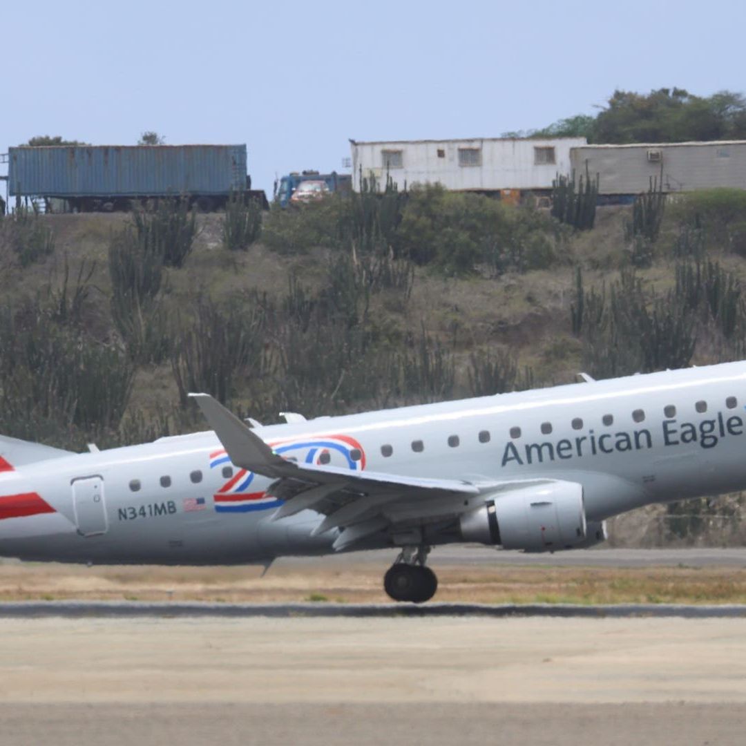 avión de American Eagle aterrizando en el Aeropuerto Internacional Simón Bolívar de Maiquetía (Venezuela)