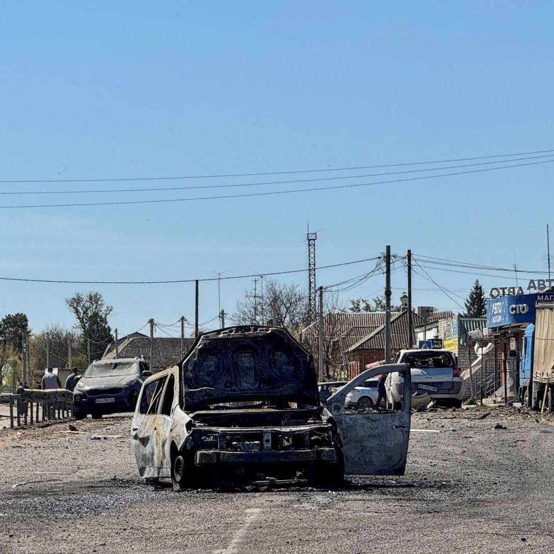 Coche incendiado lugar de un ataque con misiles rusos en la ciudad de Merefa, Ucrania. Foto: Reuters