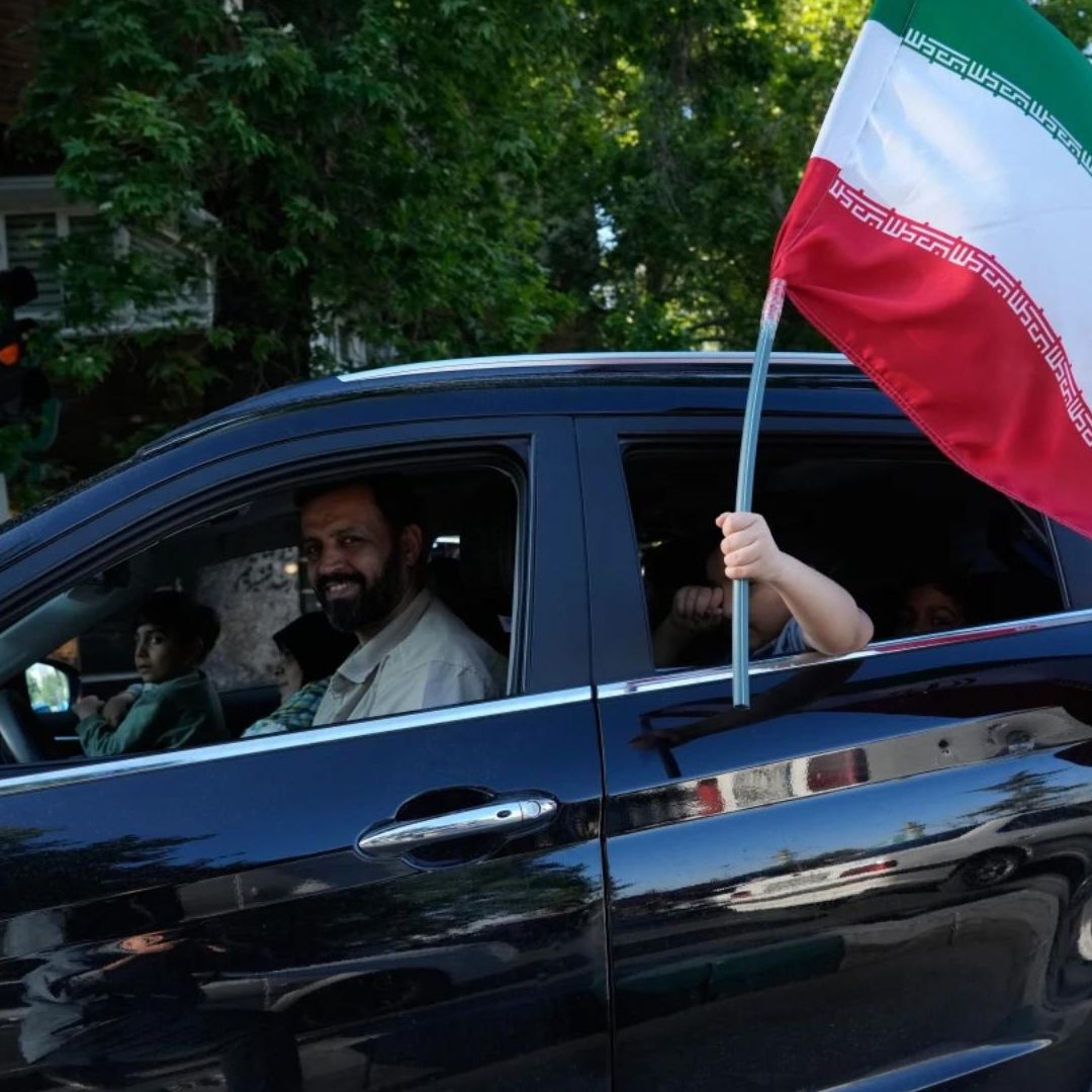 Reportan Ataque a Barco en Estrecho de Ormuz: Irán Revisa Respuesta de EUA a Propuesta de Paz