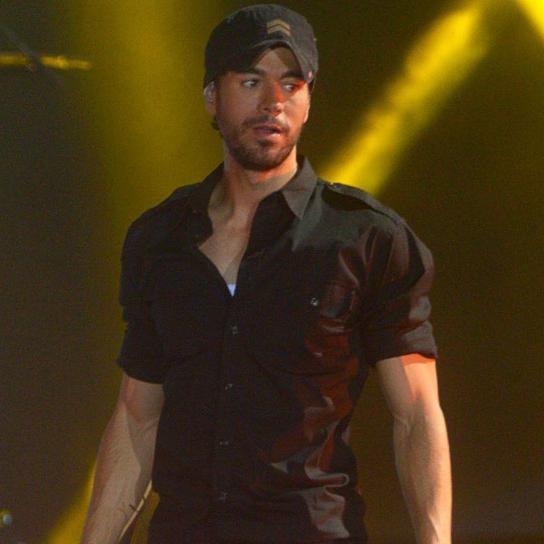 Enrique Iglesias Protagoniza Momento Viral tras Besar a una Policía en Pleno Show en Tabasco