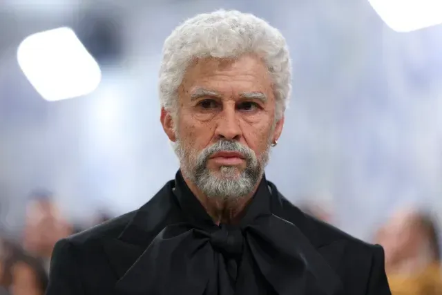 Bad Bunny acude disfrazado de adulto mayor a la Met Gala 2026