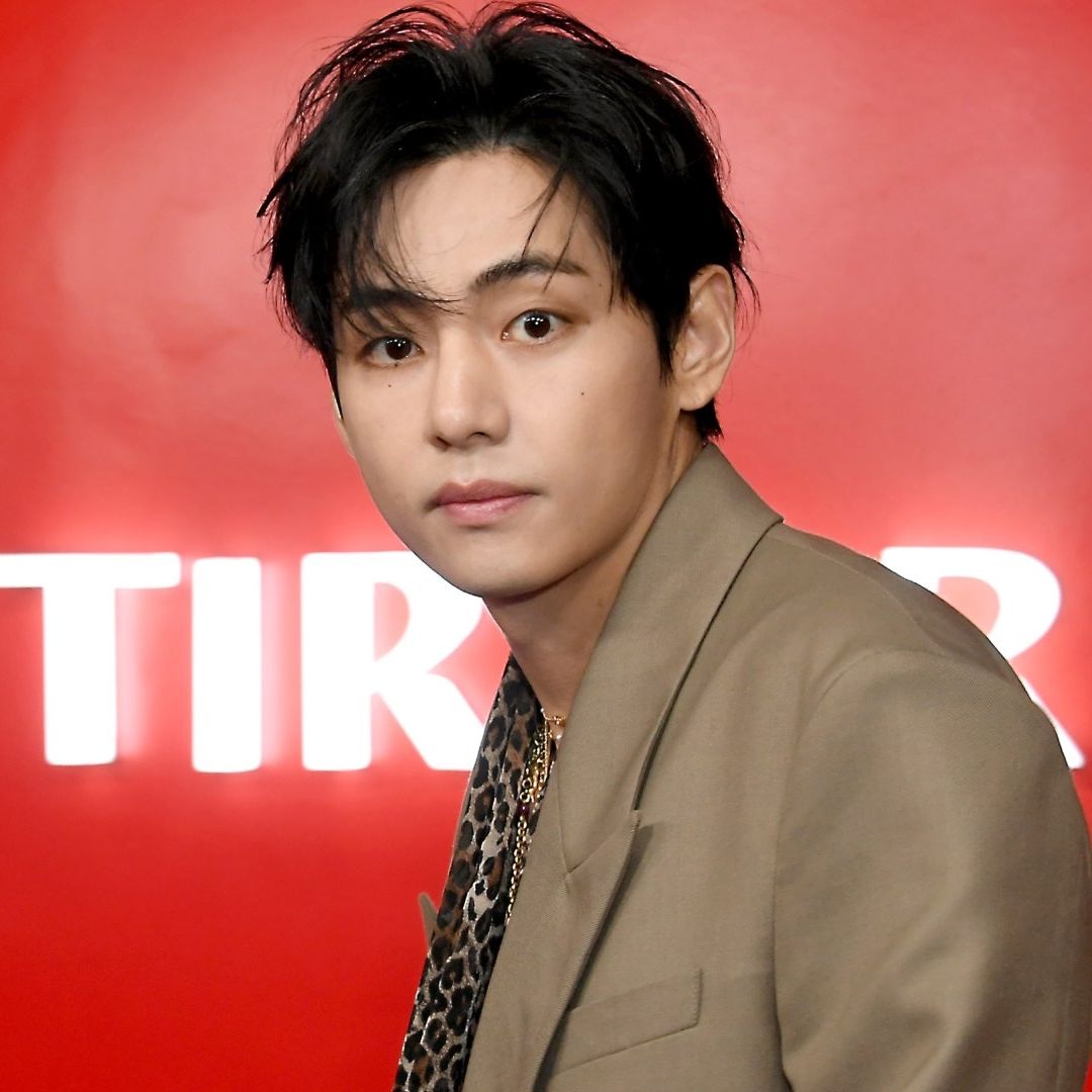 Taehyung de BTS Vive su Momento Más Mexicano al Detenerse por una Banderilla