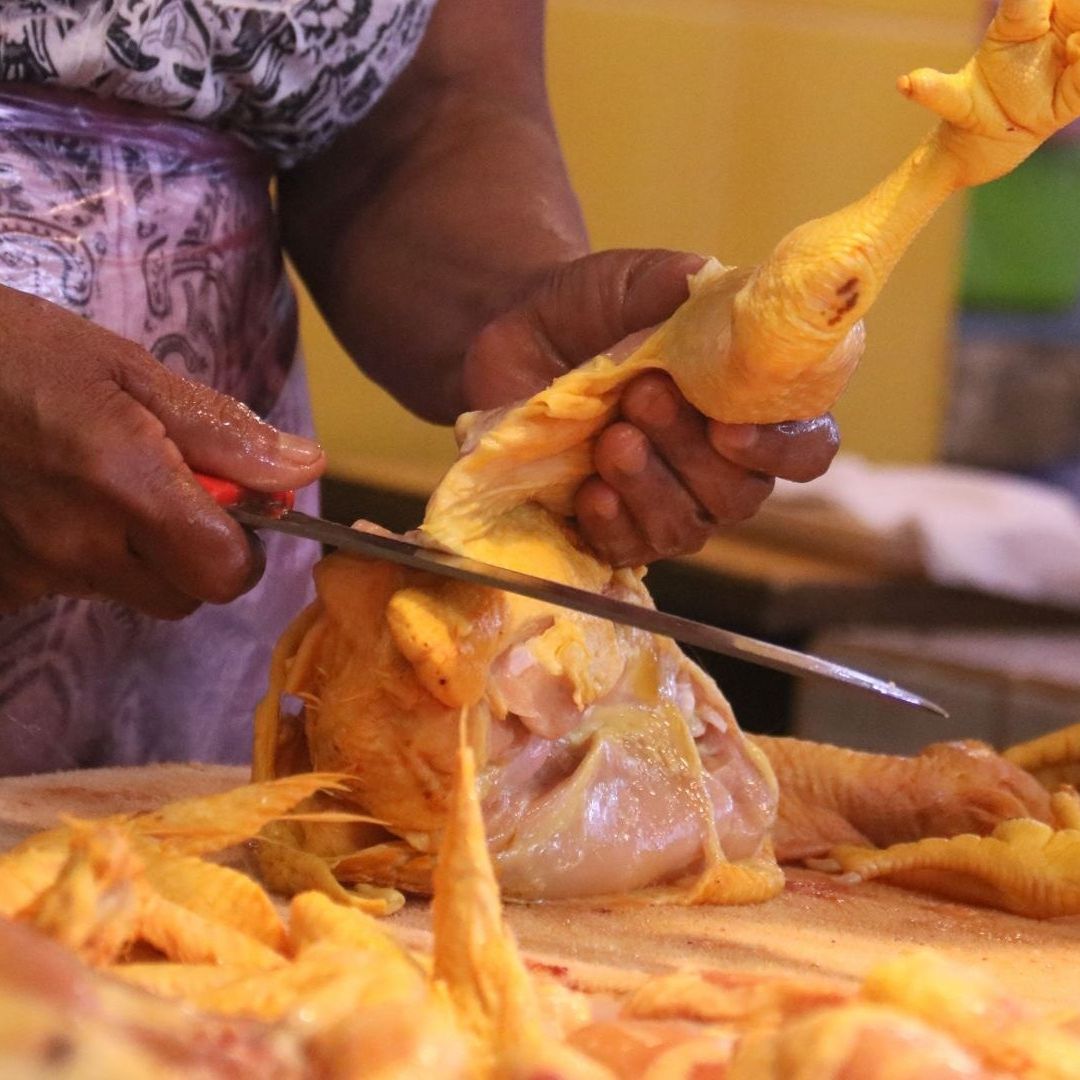Venta de pollo en mercado de Cuernavaca, Morelos