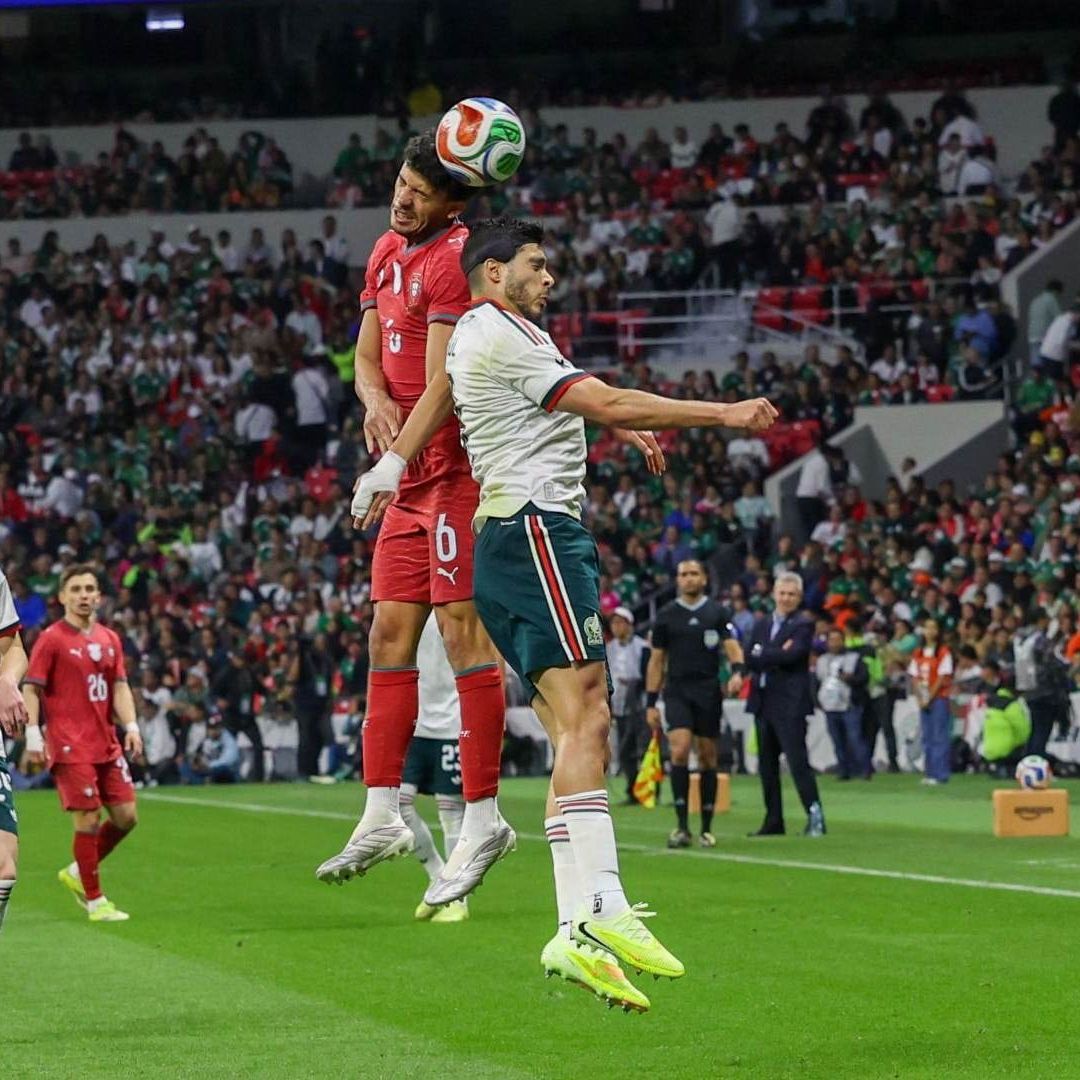 Matheus Luiz Nunes de la Selección de Portugal disputa un balón de cabeza con Raúl Jiménez de la Selección Mexicana.