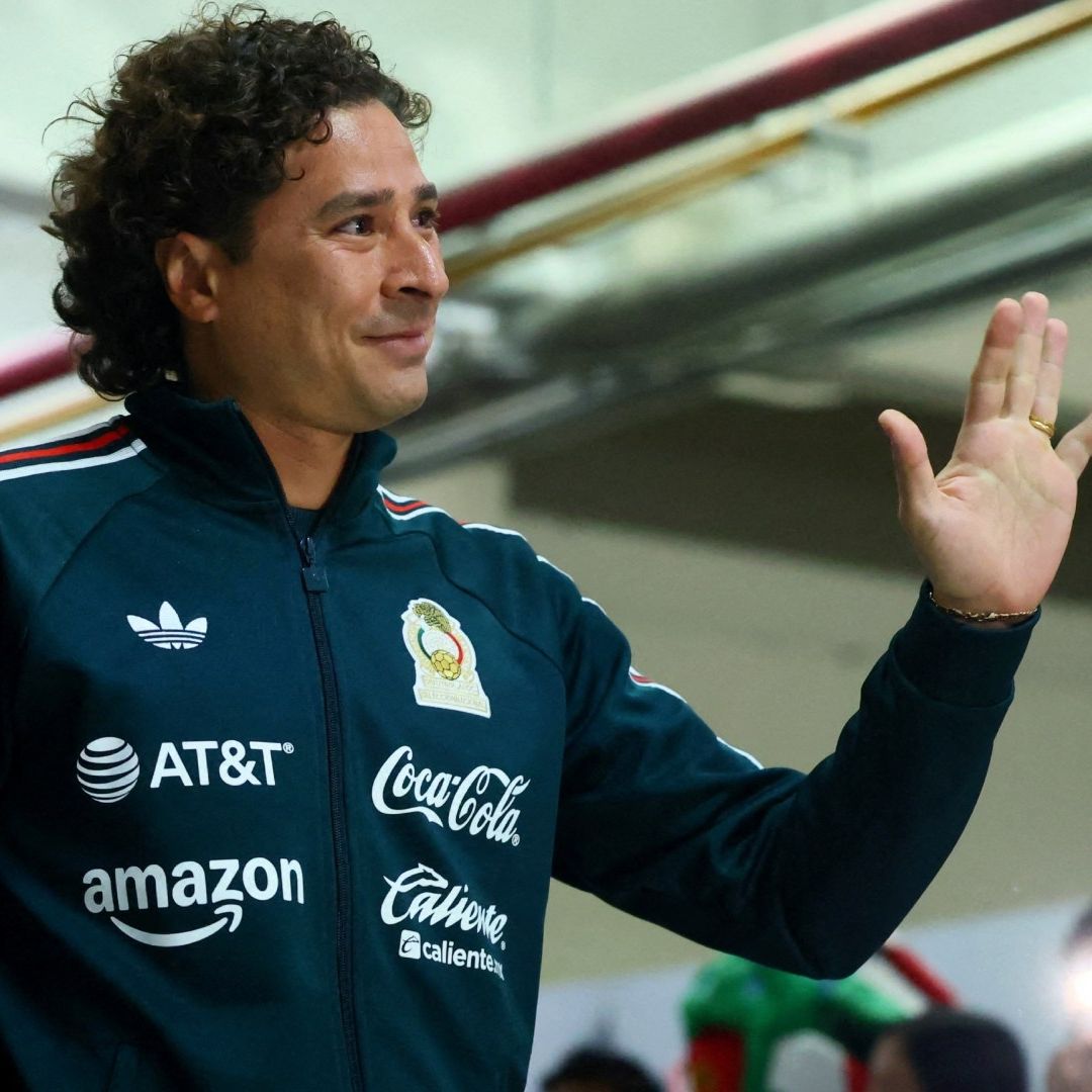 Memo Ochoa ya se reportó con el entrenador Javier Aguirre, rumbo al Mundial 2026. Foto: Reuters