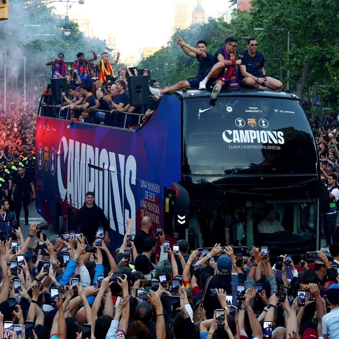 Los jugadores del Barcelona fueron ovacionados por miles de personas en las calles de la capital catalana. Foto X: @FCBarcelona_es