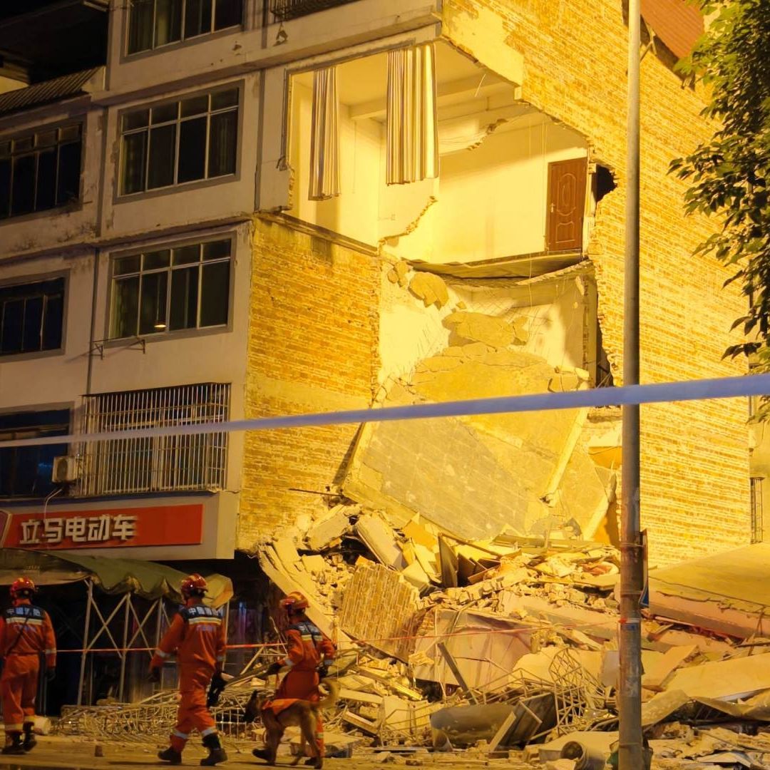 Terromoto en China Deja Dos Muertos y Edificios Derrumbados; Evacuan a Miles.