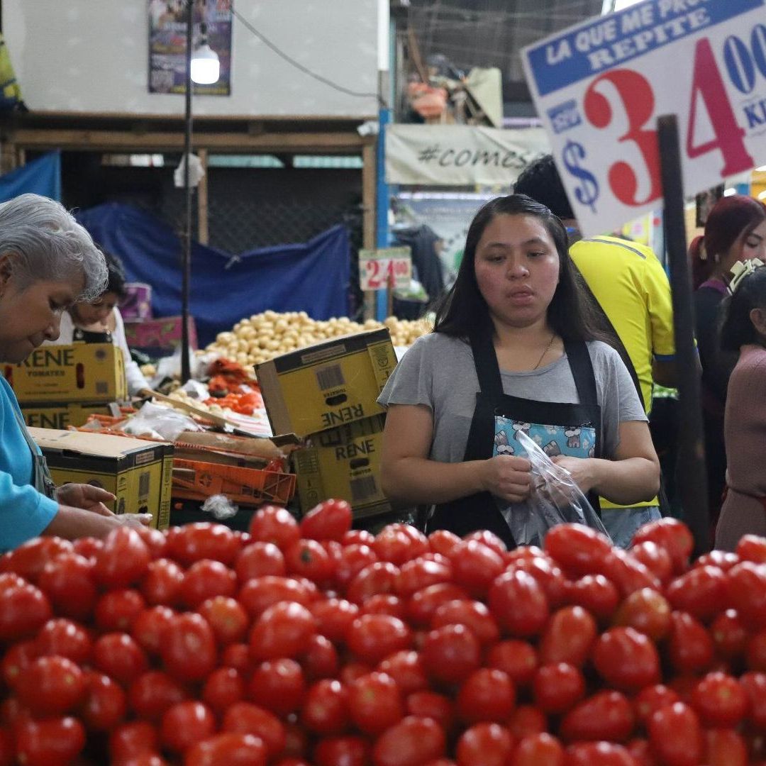 Venta de jitomate en mercado de CDMX
