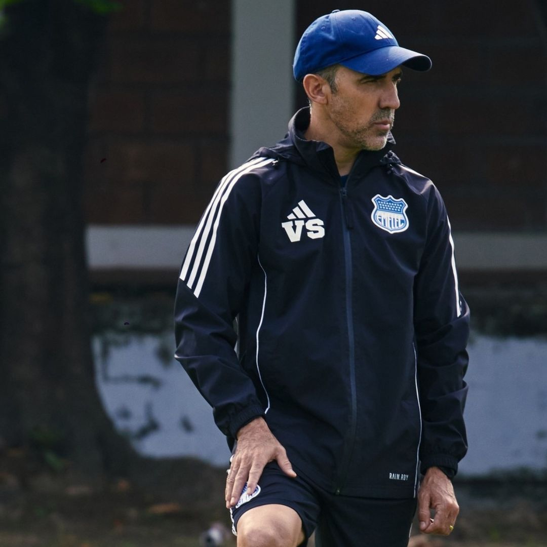 Vicente Sánchez, extimonel de La Máquina, sólo estuvo pocos meses en el futbol ecuatoriano. Foto X: @CSEmelec