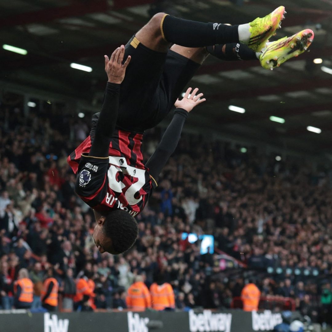 Eli Junior Kropi festejó con una vistosa acrobacia su gol ante el Manchester City.