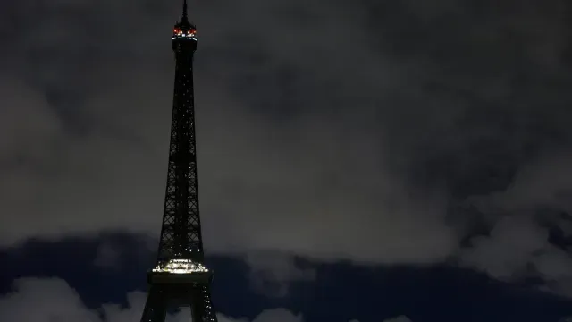 Torre Eiffel en Francia se suma a la hora del planeta