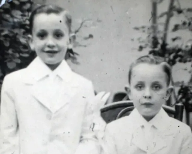 Infancia de Jorge Mario Bergoglio. En la imagen, aparece junto a uno de sus hermanos durante su niñez en Buenos Aires, Argentina