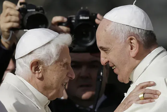El papa Francisco (derecha) abraza al papa emérito Benedicto XVI antes del inicio de un encuentro con fieles ancianos en la Plaza de San Pedro, en el Vaticano, el 28 de septiembre de 2014