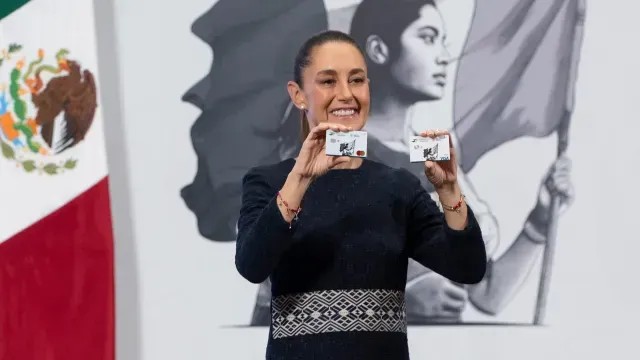 Claudia Sheinbaum presenta la nueva tarjeta Finabien. Foto: Presidencia de México