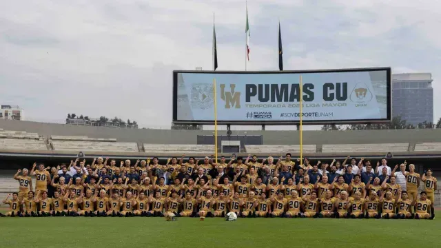 Un centenar de jugadores integra el equipo de futbol americano Pumas CU.