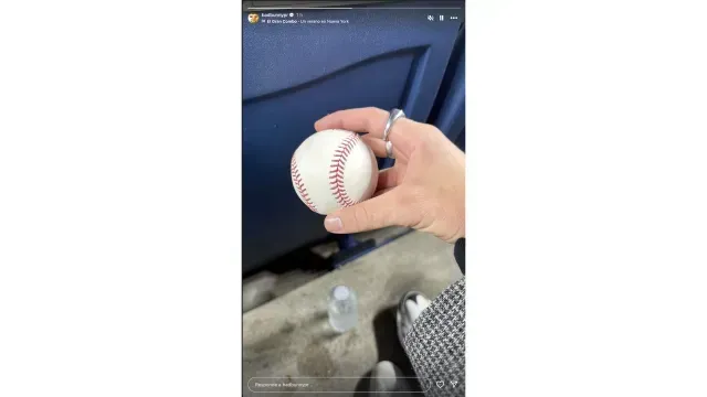 Bad Bunny presumió la pelota que atrapó en el partido de los Yankees y los Azulejos.