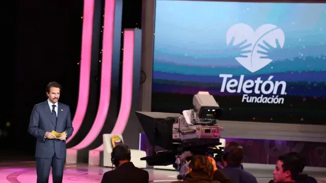 Fernando Landeros en el escenario del Teletón