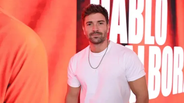 Pablo Alborán interpreta la canción de Papás por siempre