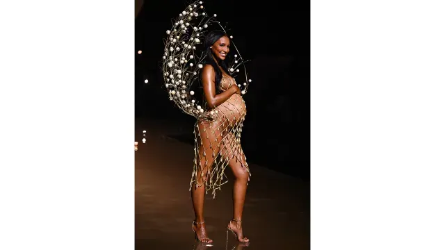 Modelo Jasmine Tookes desfila embarazada de nueve meses.