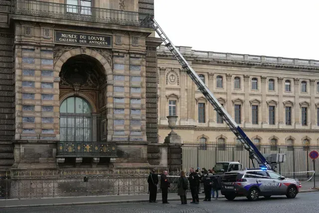 Museo de Louvre, robado con una grúa junto a una ventana