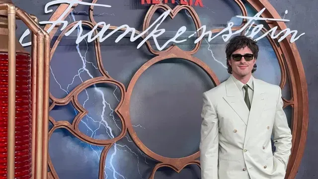 Jacob Elodi posa en l presentación de Frankenstein en CDMX