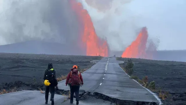 Geólogos se acercan al borde sur del cráter Halema'uma'u para realizar observaciones del episodio 36 en la cima del Kīlauea el 9 de noviembre 2025. Foto: USGS