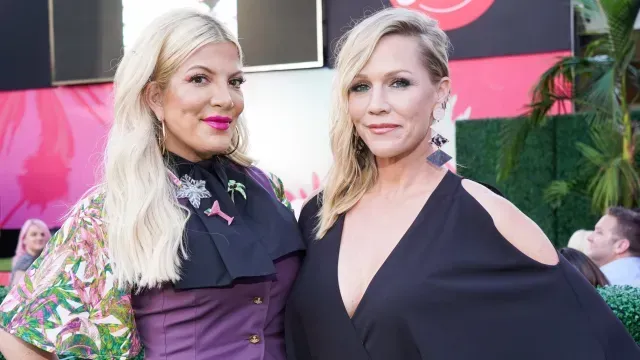 Tori Spelling y Jennie Garth de Beverly Hills 90210.