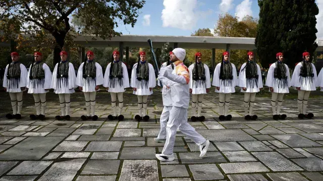El primer portador de la antorcha, Petros Gaidatzis, durante el inicio del relevo de la llama olímpica. Foto: Reuters