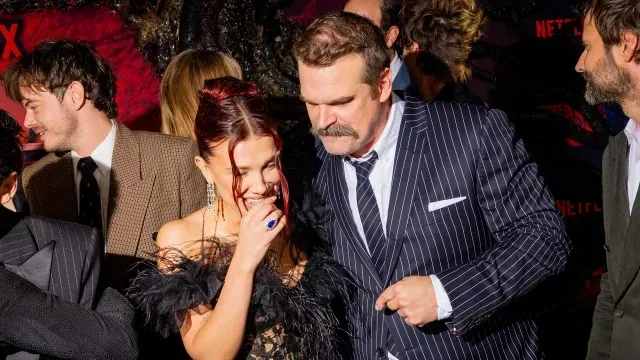Millie Bobby Brown y David Harbour en el estreno de la serie.