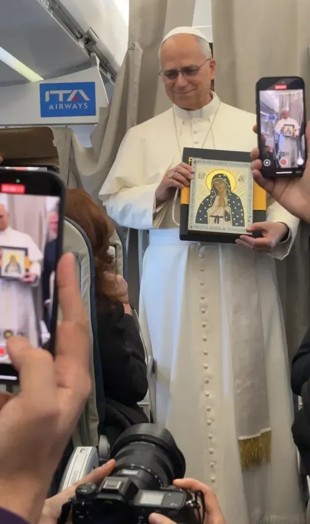 Papa León con la Virgen de Guadalupe que le regaló Valentina Alazraki. Foto: N+