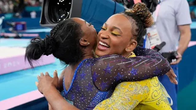 La brasileña Rebeca Andrade le puso las cosas difíciles a Simone. Foto AP