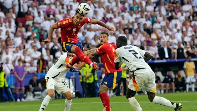 Con este remate de cabeza, Mikel Merino dio la victoria a España. Foto AP