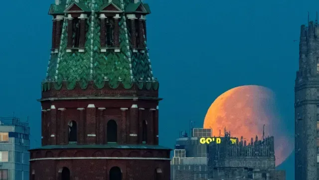 Espectaculares Imágenes de la Superluna junto con Eclipse Lunar Parcial