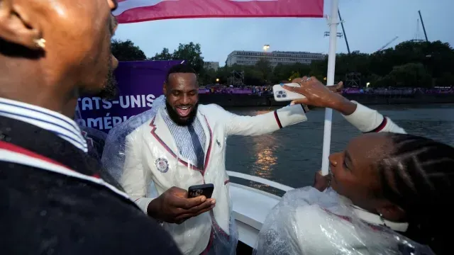 LeBron James es una de las figuras de la delegación de EUA. Foto Reuters